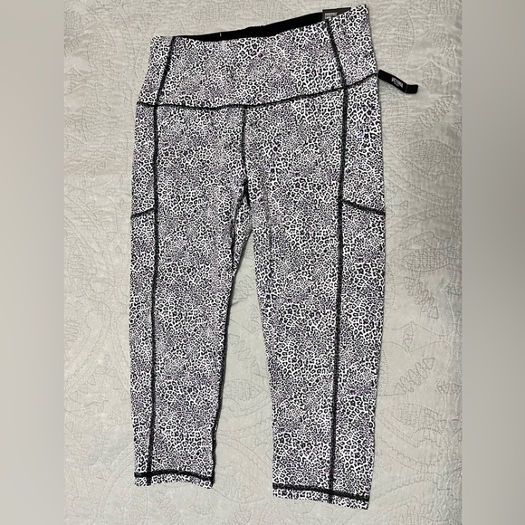 Victoria’s Secret sport pink leopard capri pants - Picture 3 of 7